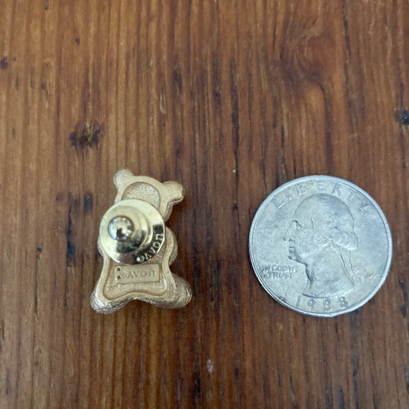Avon Tac Pin Teddy Bear October Pink Birthstone, 1980's Goldtone brooch - Picture 3 of 3